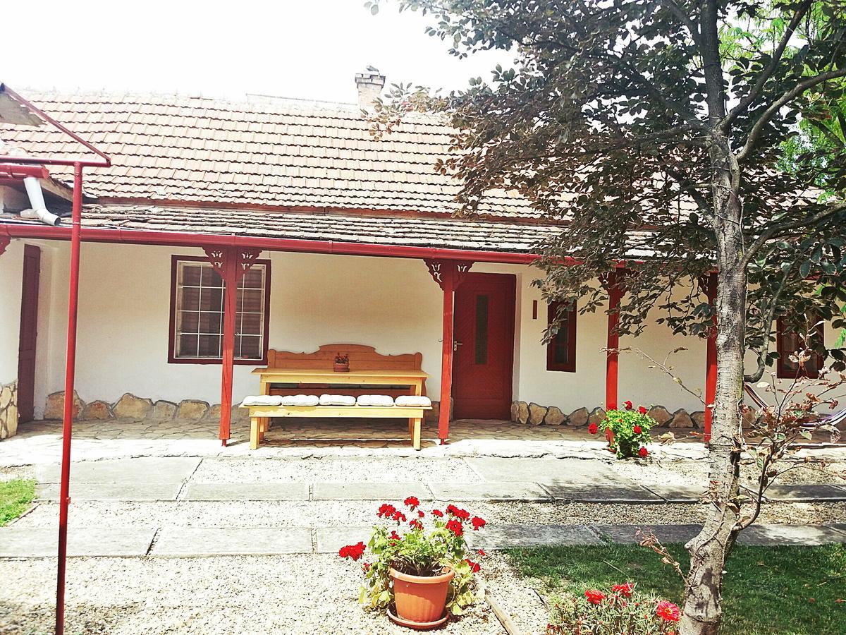 Árpád nyaralóház Sarud Exterior foto