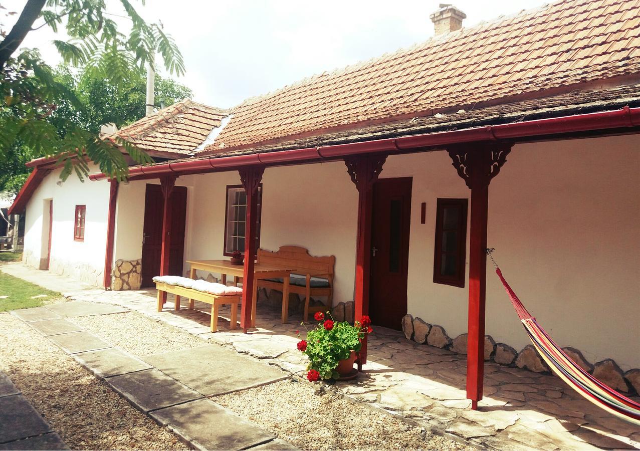 Árpád nyaralóház Sarud Exterior foto