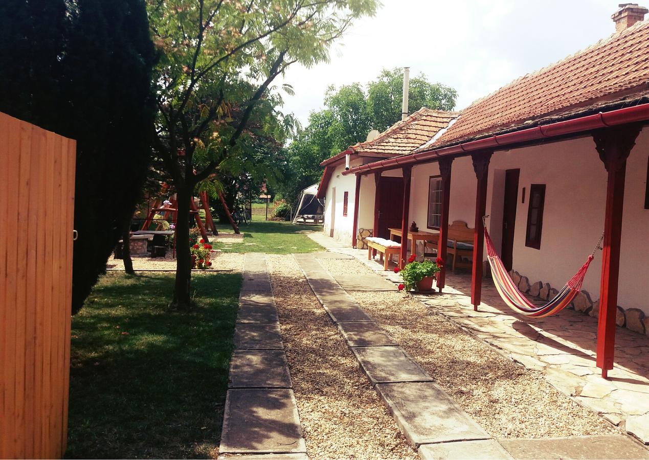 Árpád nyaralóház Sarud Exterior foto